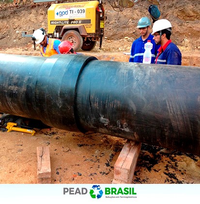 Equipe da PEAD Brasil realizando o reparo em tubulação de 900mm em Conceição do Mato Dentro (MG)